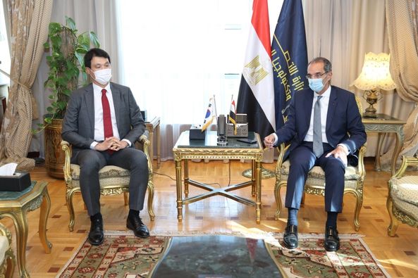 الدكتور عمرو طلعت وزير الاتصالات وتكنولوجيا المعلومات يبحث مع سفير كوريا الجنوبية بالقاهرة