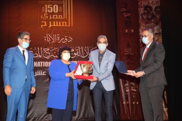 وزيرة الثقافة تُسلم جوائز الدورة 13 من القومى للمسرح و" أفراح القبة " أفضل عرض وتوافق على تخصيص الدورة القادمة للمؤلف المصري