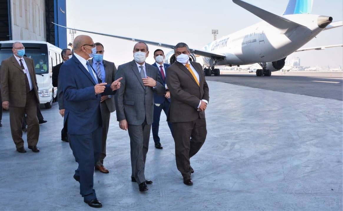وزير الطيران المدنى يتفقد أتوبيسات نقل الركاب الجديدة بمصر للطيران للخدمات الأرضية 