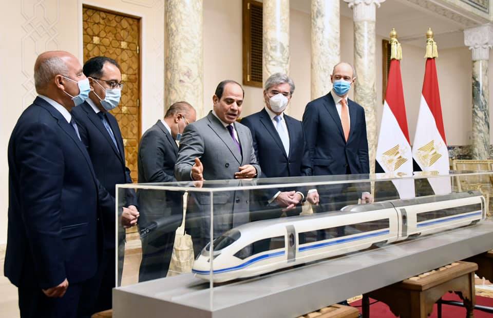 السيد الرئيس يطلع على الاتفاق النهائي لقيام شركة "سيمنز" العالمية بإنشاء منظومة متكاملة للقطار الكهربائي السريع في مصر 