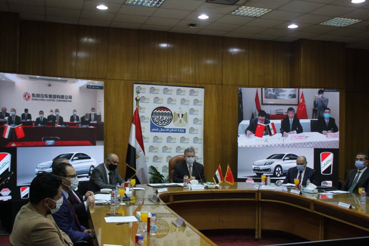 وزير قطاع الأعمال العام يشهد توقيع اتفاقية تصنيع السيارة "نصر" الكهربائية بالتعاون مع دونج فنج الصينية