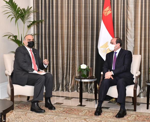 التقى السيد الرئيس عبد الفتاح السيسى صباح اليوم مع الدكتور بشر الخصاونة رئيس وزراء المملكة الأردنية الهاشمية، وذلك في إطار الزيارة الرسمية لسيادته للعاصمة الأردنية عمان