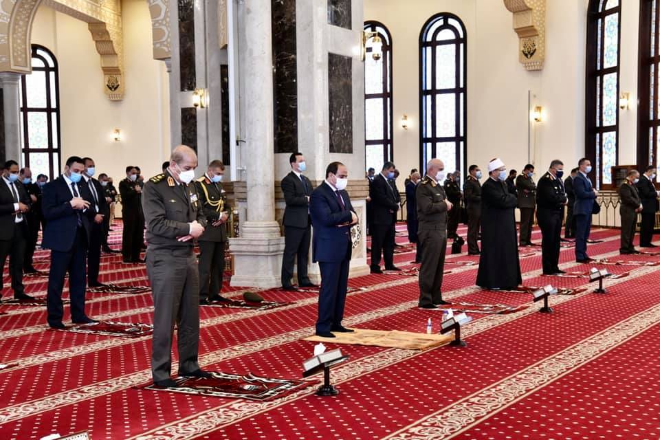 الرئيس عبدالفتاح السيسي وقادة القوات المسلحة يؤدون صلاة الجمعة بمسجد المشير بمناسبة إحتفالات مصر بذكرى يوم الشهيد والمحارب القديم