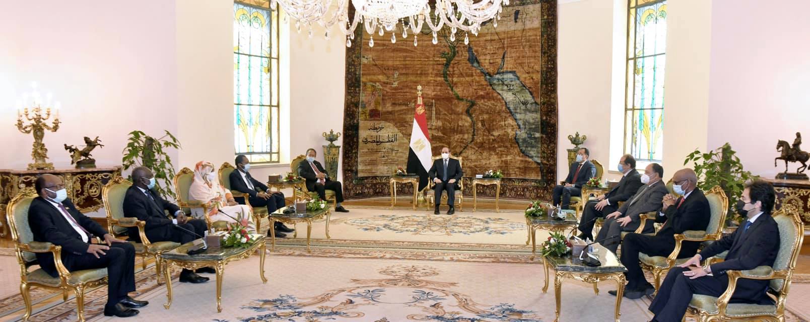"السيد الرئيس يبحث مع رئيس الوزراء السوداني الجهود المشتركة بين مصر والسودان تجاه قضية سد النهضة"