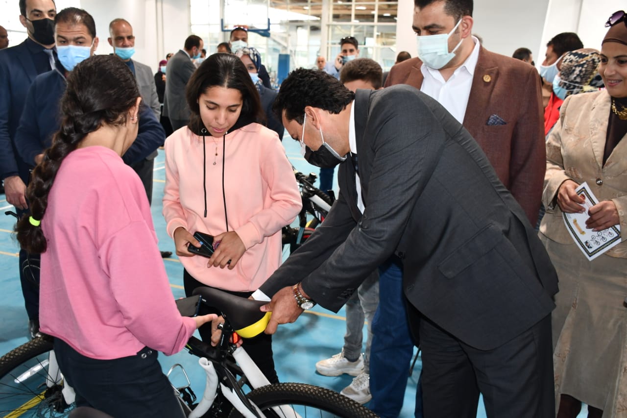 وزير الشباب والرياضة يُسلم الدفعة الثانية من المرحلة الثالثة لمبادرة "دراجتك صحتك"