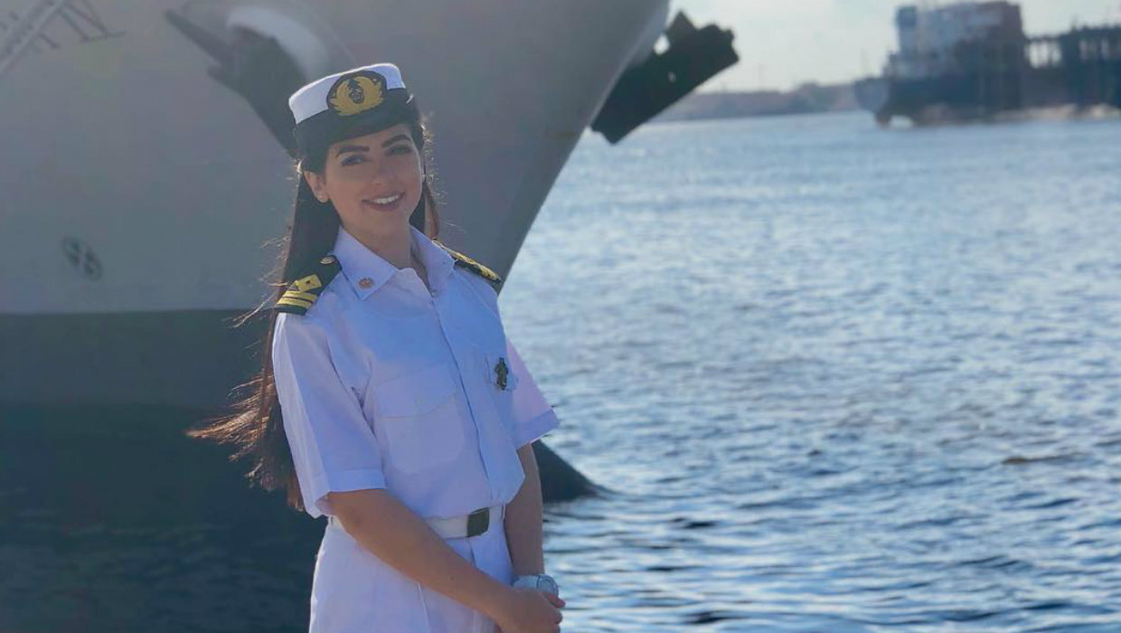 أول قبطانة مصرية ترد على مزاعم جنوح "حاوية السويس"