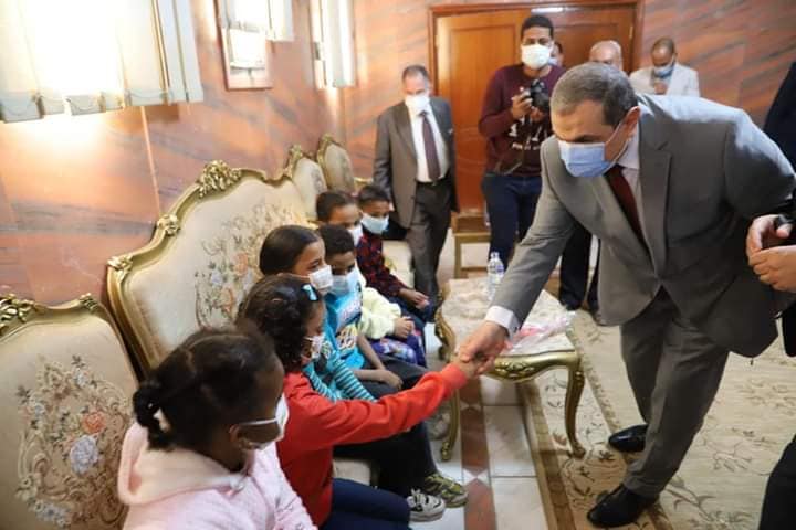 وزير القوى العاملة ومحافظ أسوان يوزعان "فوانيس رمضان" على الأطفال الأيتام