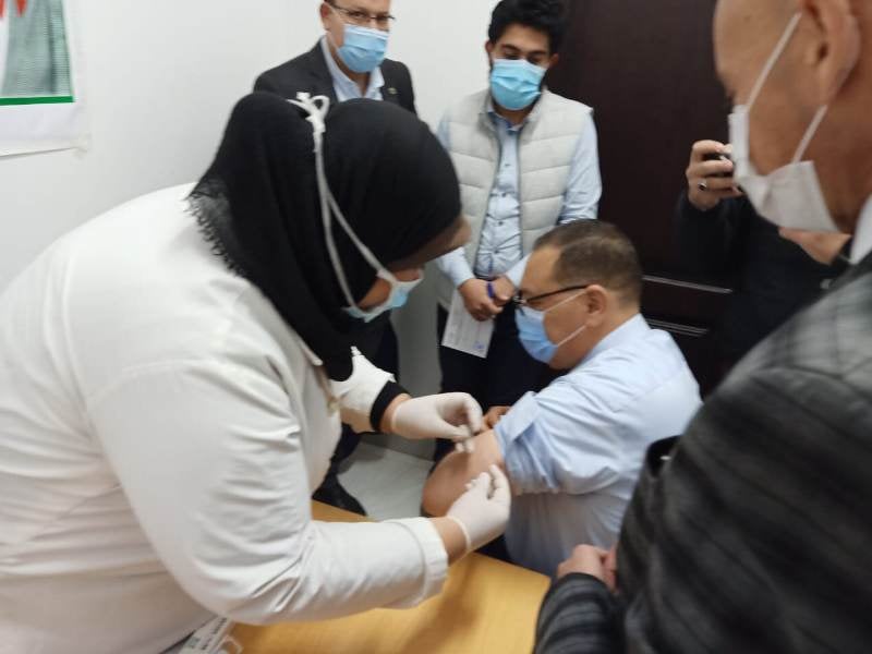 "محافظ الشرقية" يتلقى الجرعة الأولى من لقاح فيروس كورونا المستجد بمكتب صحة الزقازيق ثان  