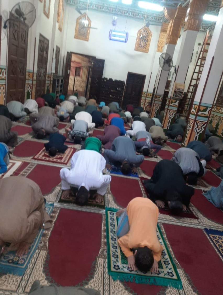 رواد المساجد في ثالث ليالي صلاة التراويح 