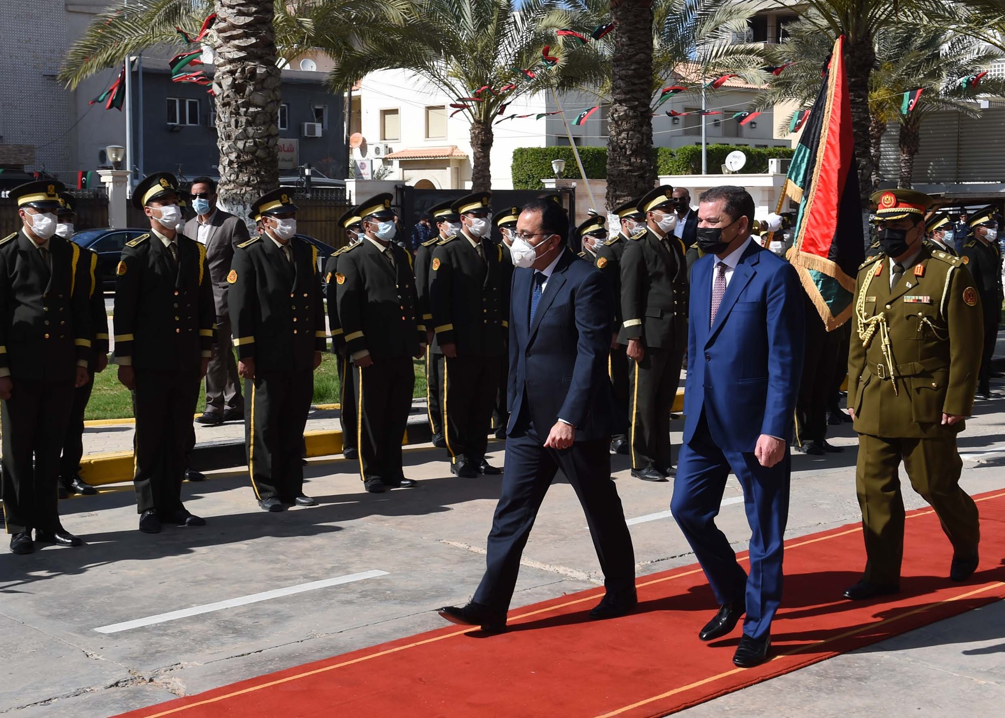 استقبال رسمى لرئيس الوزراء فى مقر الحكومة الليبية وعزف السلام الوطنى للبلدين