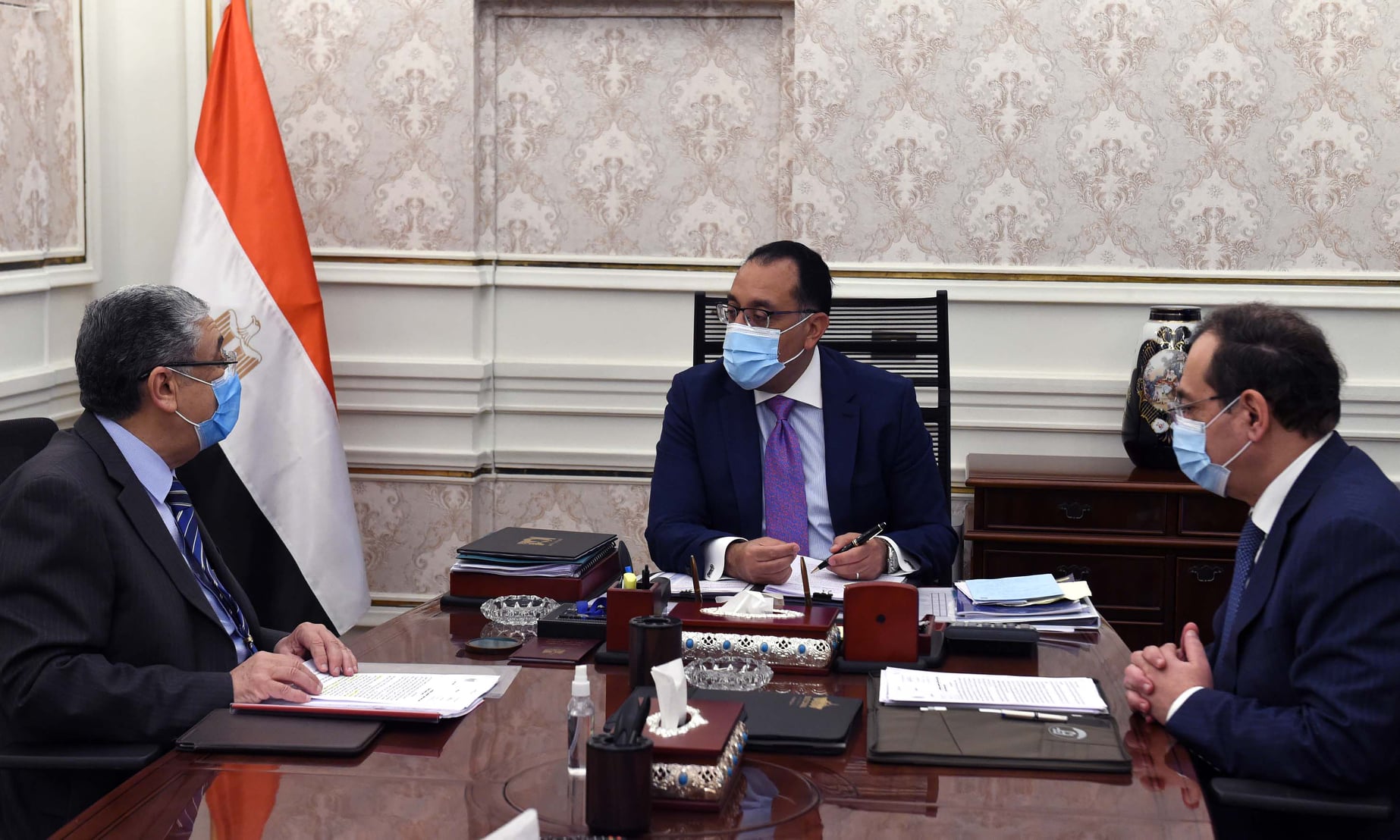 رئيس الوزراء يتابع موقف مشروعات وزارتى الكهرباء والبترول ضمن المبادرة الرئاسية "حياة كريمة" لتطوير القرى المصرية