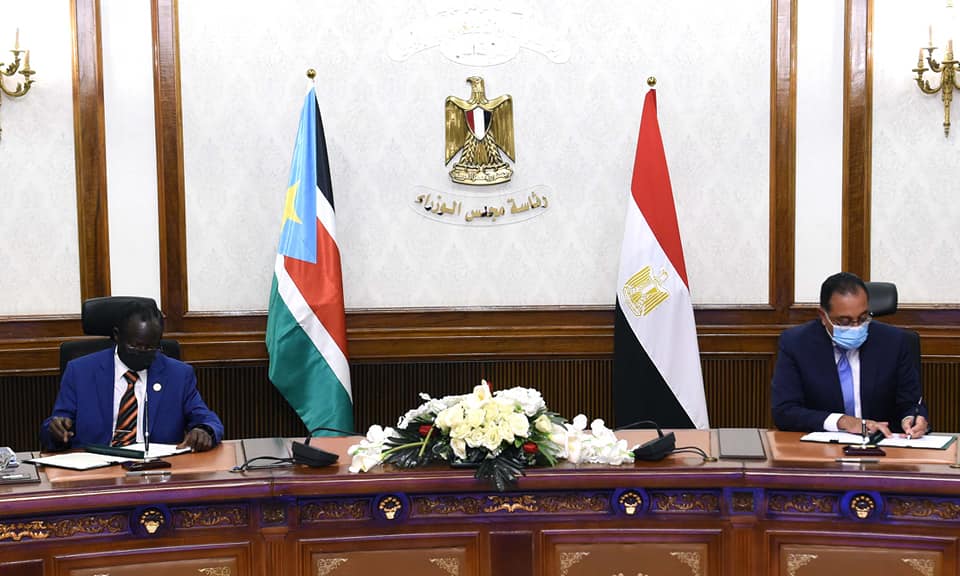 رئيس الوزراء المصري ونائب رئيس جنوب السودان يشهدان التوقيع على وثائق لتعزيز التعاون المشترك بين البلدين