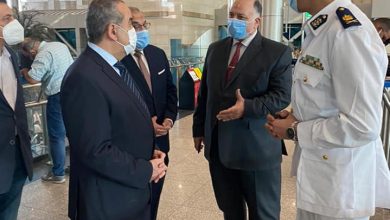 Photo of وزير الطيران يقوم بجولة مفاجئة بمبنى الركاب ٢و٣ بمطار القاهرة