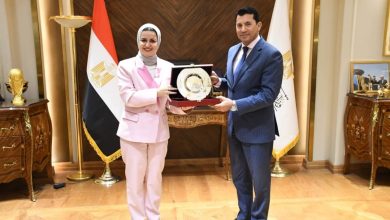 Photo of  وزير الشباب والرياضة يلتقي وزيرة شؤون الشباب بدولة البحرين 