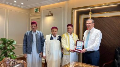 Photo of  وزير الزراعة يلتقي وفد من عمد ومشايخ مطروح ويوجه بدعم المزارعين بشتلات الزيتون وسلالات الأغنام